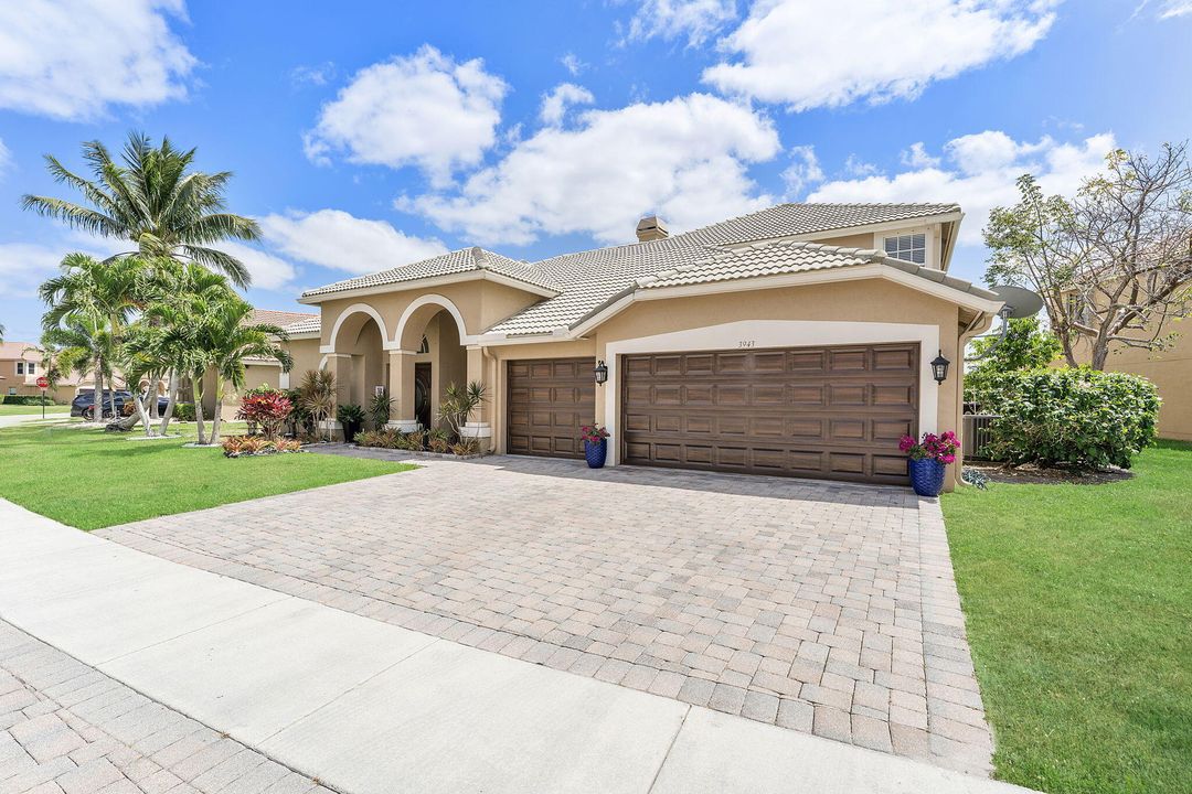 Recently Sold: $830,000 (5 beds, 4 baths, 3354 Square Feet)