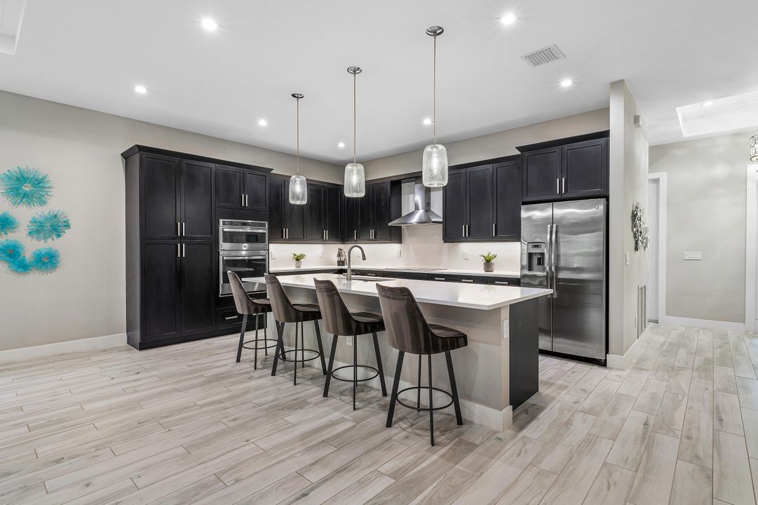 Activo con contrato: $1,275,000 (3 camas, 3 baños, 2555 Pies cuadrados)