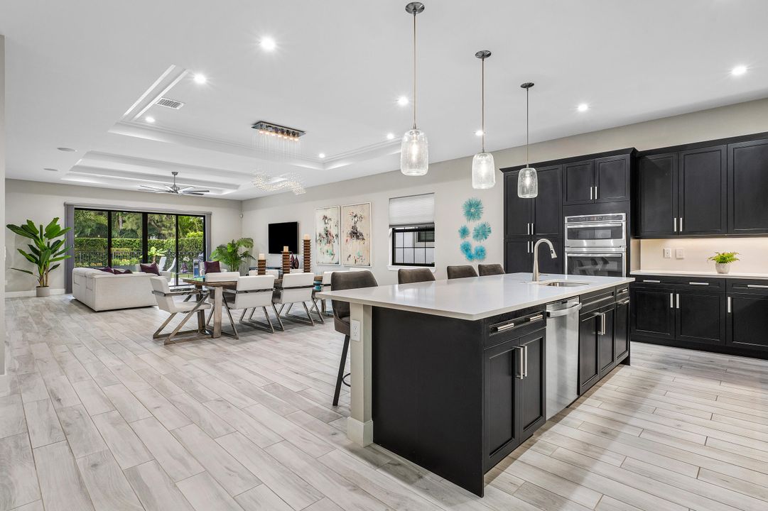 Activo con contrato: $1,275,000 (3 camas, 3 baños, 2555 Pies cuadrados)