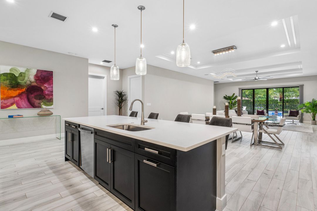 Activo con contrato: $1,275,000 (3 camas, 3 baños, 2555 Pies cuadrados)