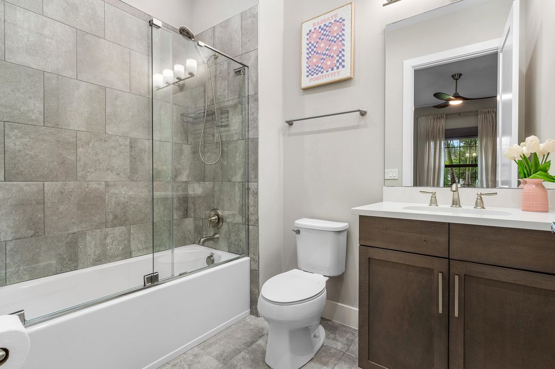 Activo con contrato: $1,275,000 (3 camas, 3 baños, 2555 Pies cuadrados)