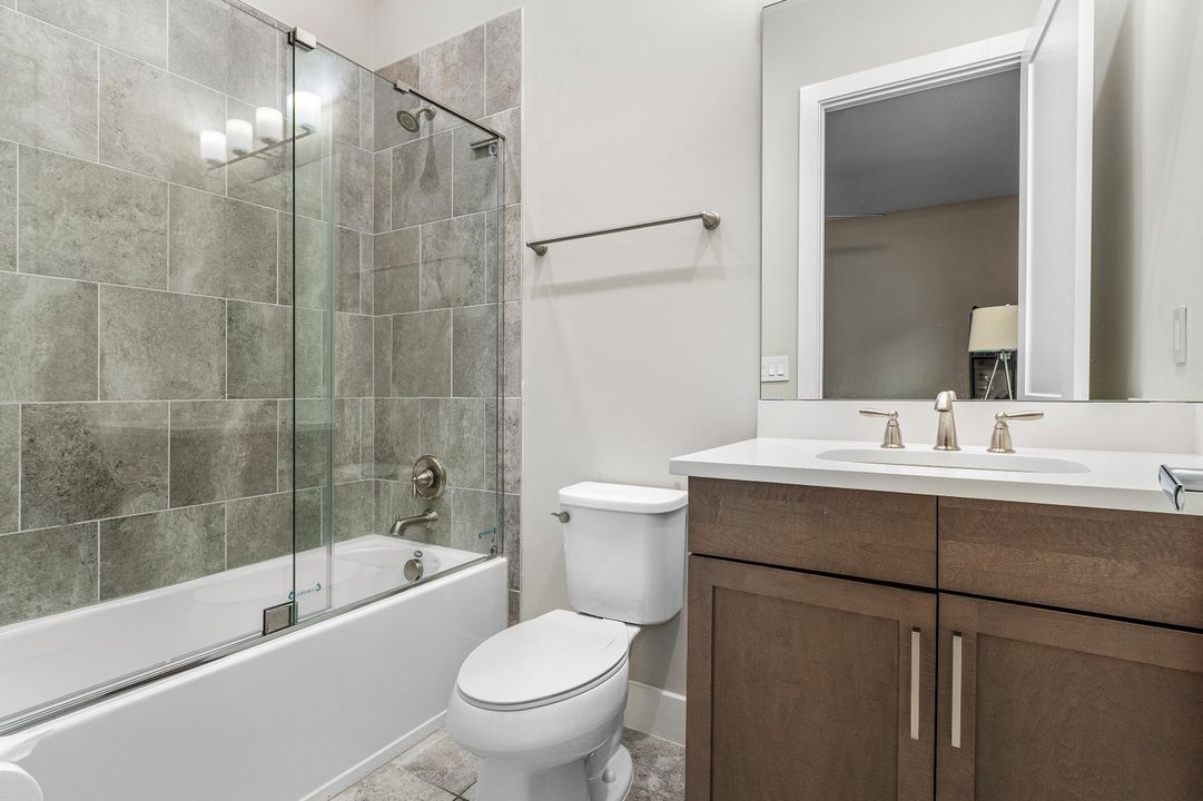 Activo con contrato: $1,275,000 (3 camas, 3 baños, 2555 Pies cuadrados)