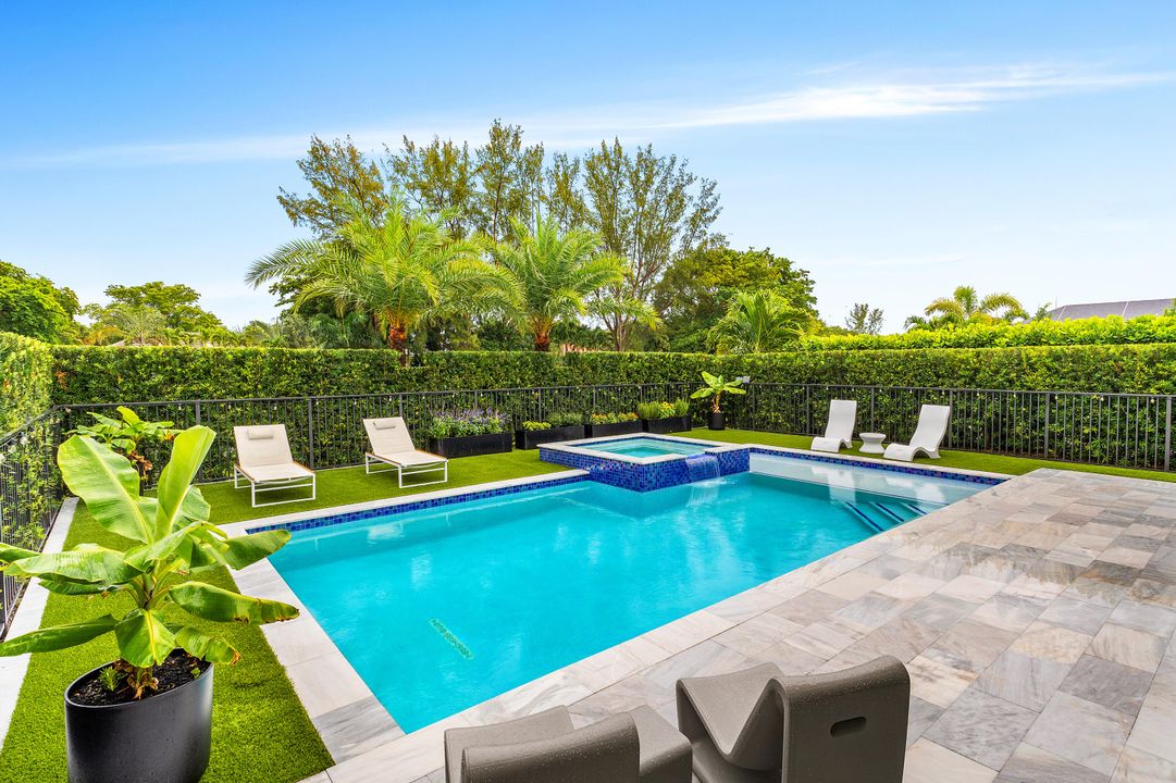 Activo con contrato: $1,275,000 (3 camas, 3 baños, 2555 Pies cuadrados)