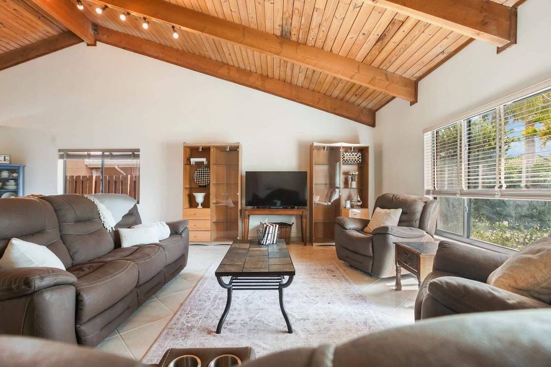 En Venta: $649,000 (4 camas, 2 baños, 2232 Pies cuadrados)