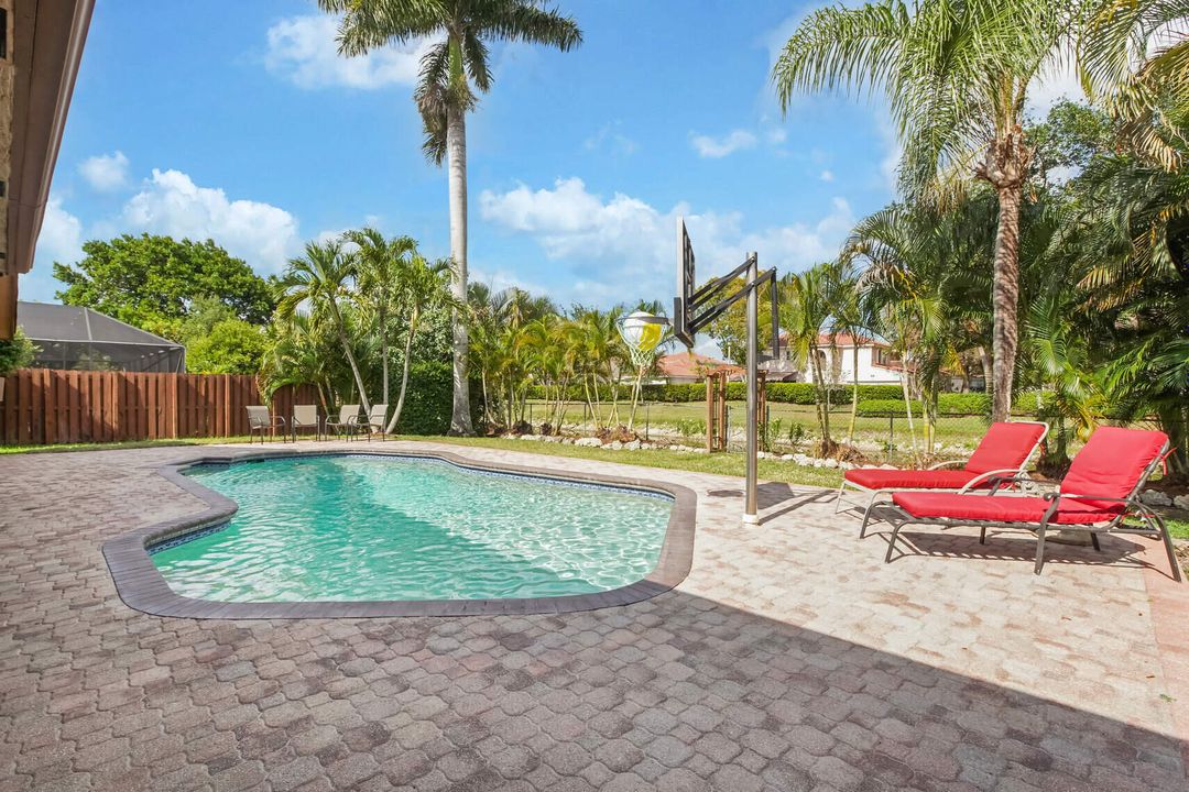 En Venta: $649,000 (4 camas, 2 baños, 2232 Pies cuadrados)