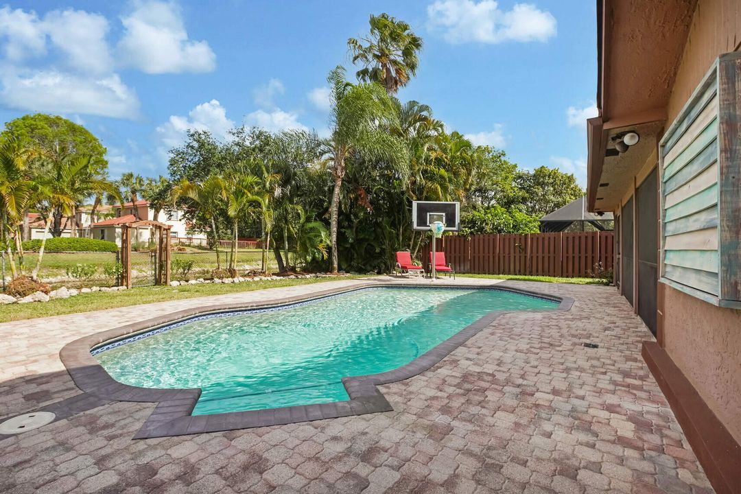 En Venta: $649,000 (4 camas, 2 baños, 2232 Pies cuadrados)