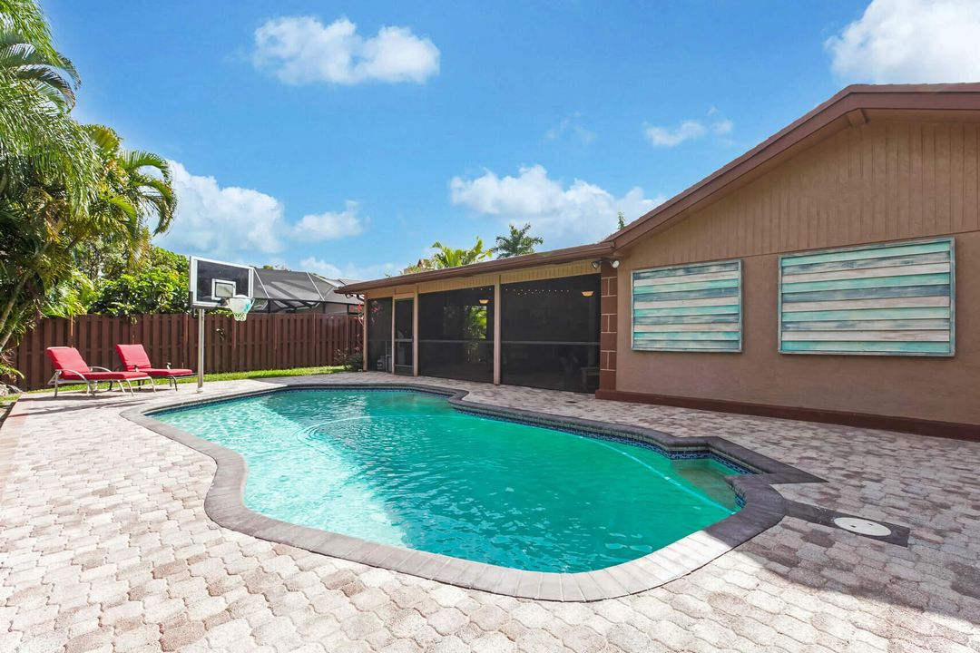 En Venta: $649,000 (4 camas, 2 baños, 2232 Pies cuadrados)