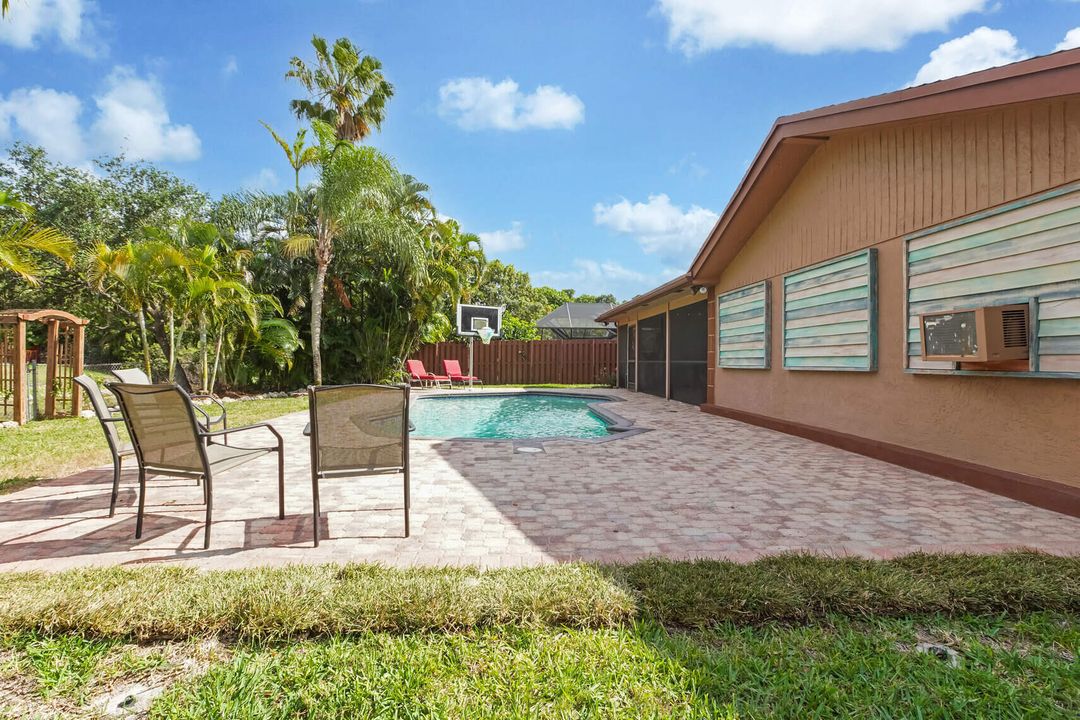 En Venta: $649,000 (4 camas, 2 baños, 2232 Pies cuadrados)