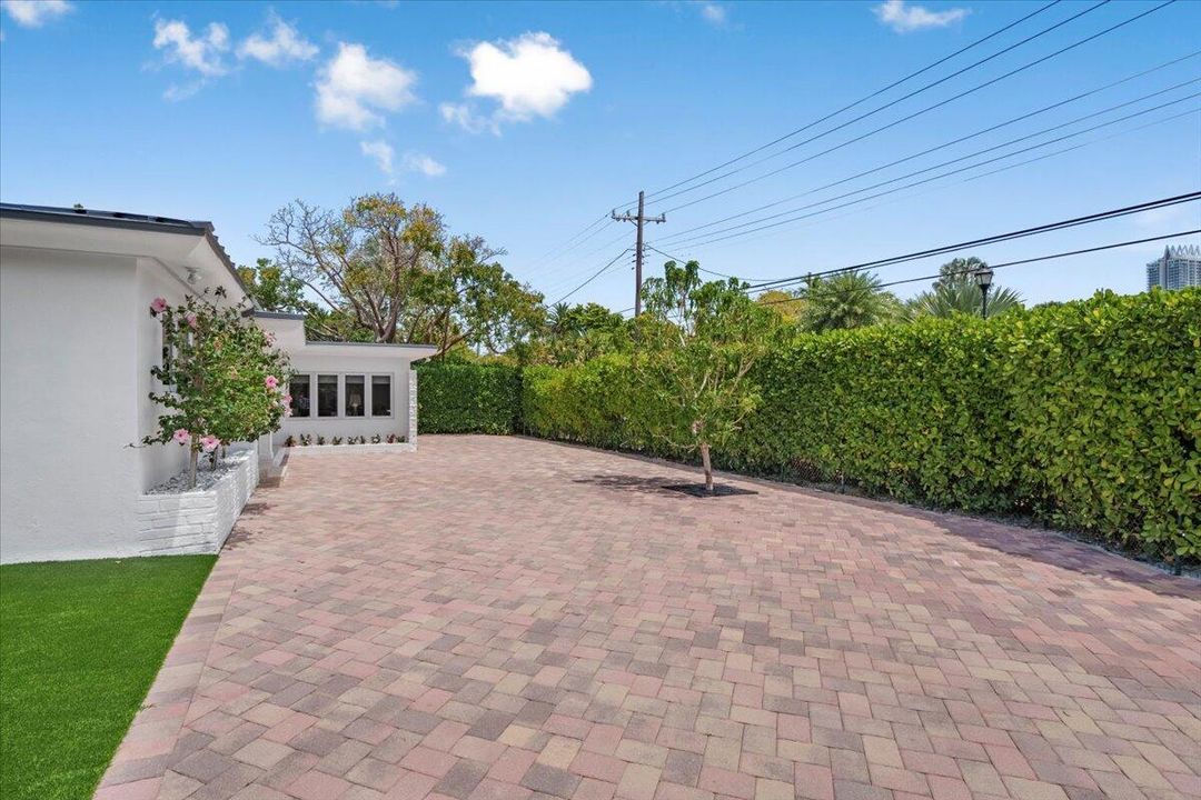 En Venta: $4,399,900 (4 camas, 3 baños, 2618 Pies cuadrados)