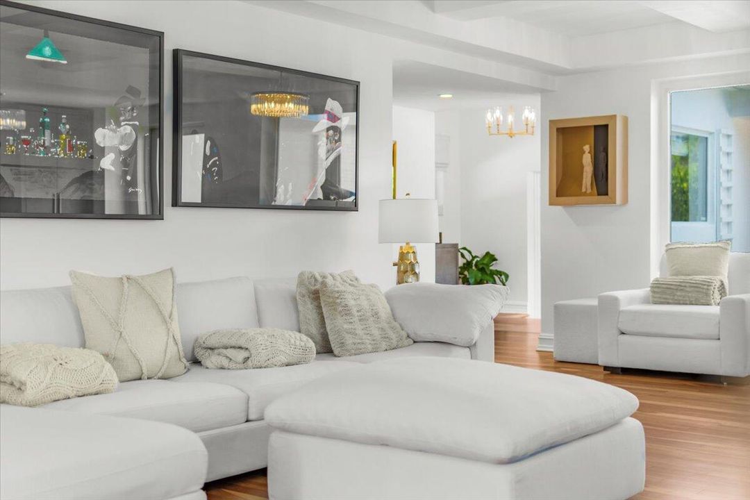 En Venta: $4,399,900 (4 camas, 3 baños, 2618 Pies cuadrados)