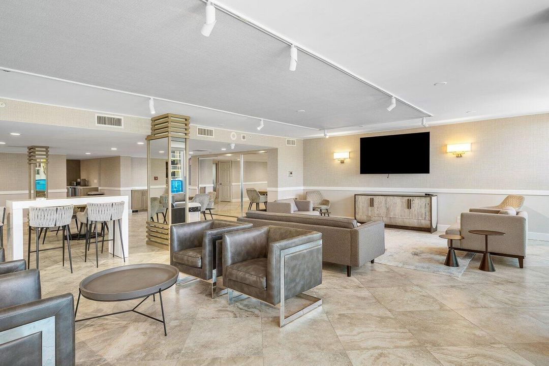 Под контрактом: $695,000 (2 спален, 2 ванн, 1372 Квадратных фут)