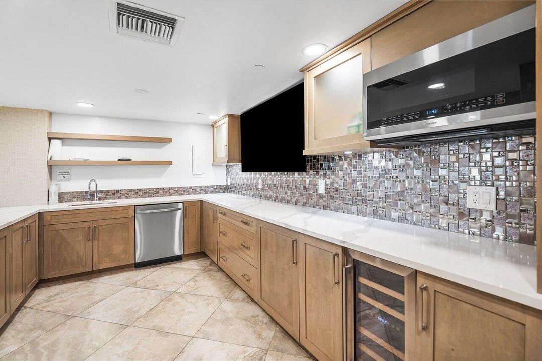 Под контрактом: $695,000 (2 спален, 2 ванн, 1372 Квадратных фут)