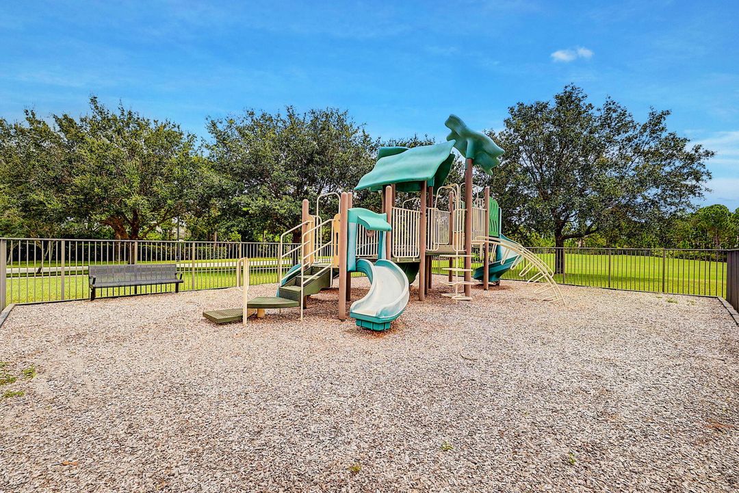 En Venta: $879,900 (3 camas, 2 baños, 2895 Pies cuadrados)