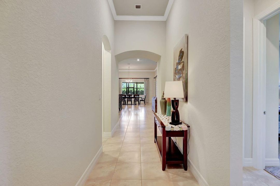 En Venta: $879,900 (3 camas, 2 baños, 2895 Pies cuadrados)