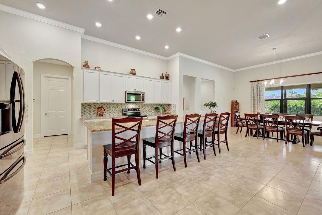 En Venta: $879,900 (3 camas, 2 baños, 2895 Pies cuadrados)