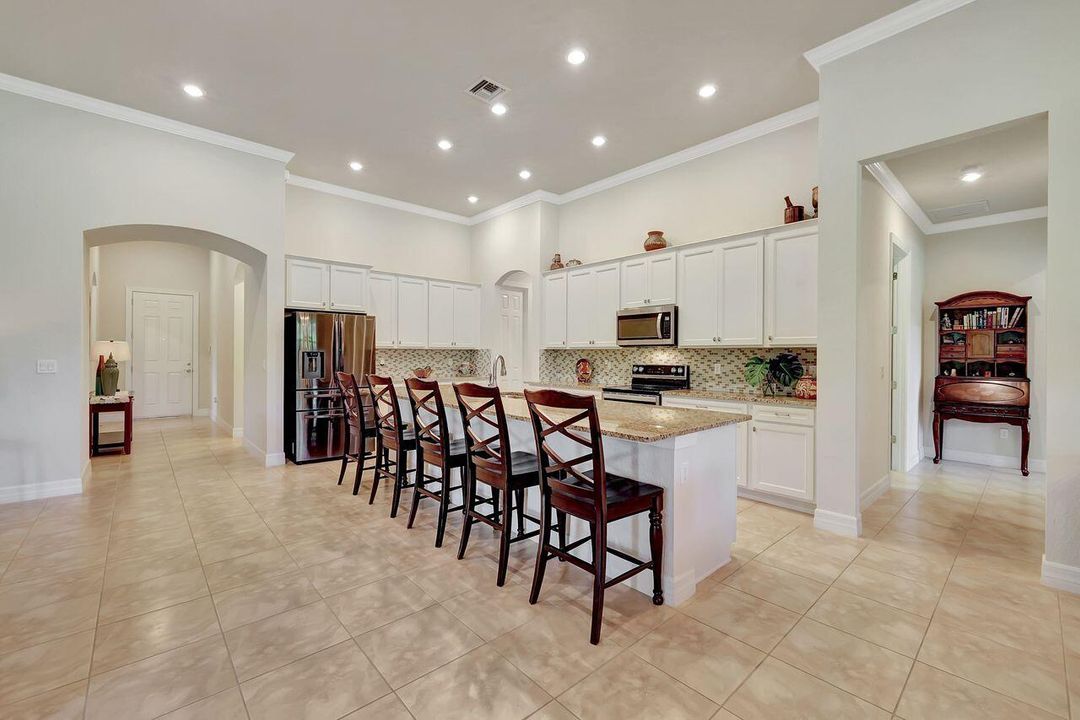En Venta: $879,900 (3 camas, 2 baños, 2895 Pies cuadrados)