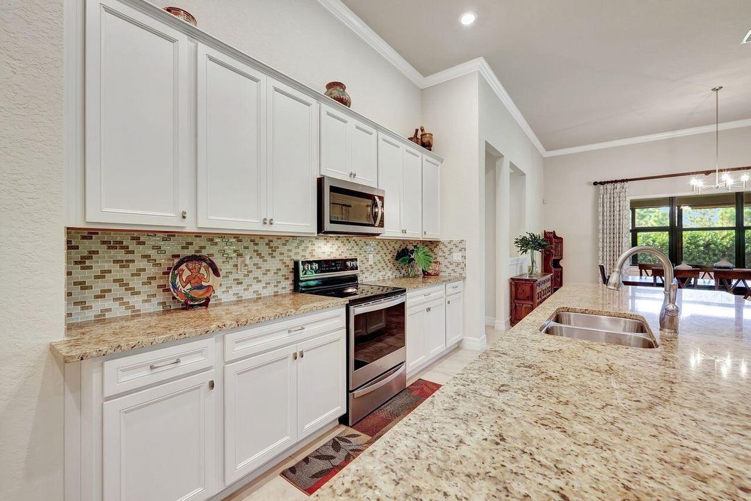 En Venta: $879,900 (3 camas, 2 baños, 2895 Pies cuadrados)