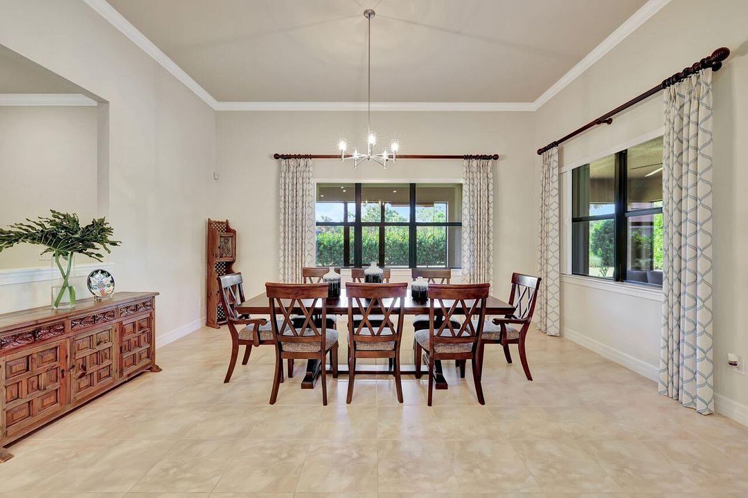 En Venta: $879,900 (3 camas, 2 baños, 2895 Pies cuadrados)