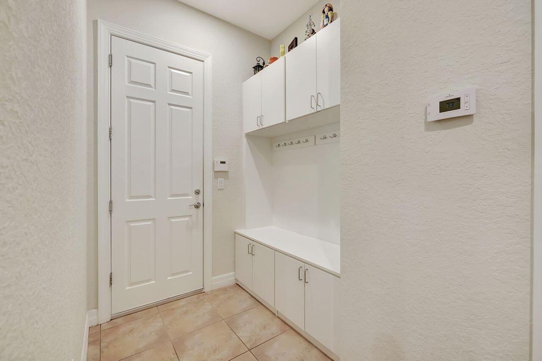 En Venta: $879,900 (3 camas, 2 baños, 2895 Pies cuadrados)