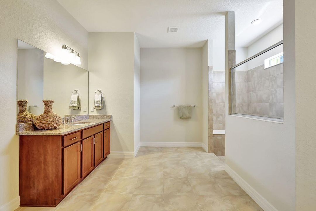 En Venta: $879,900 (3 camas, 2 baños, 2895 Pies cuadrados)