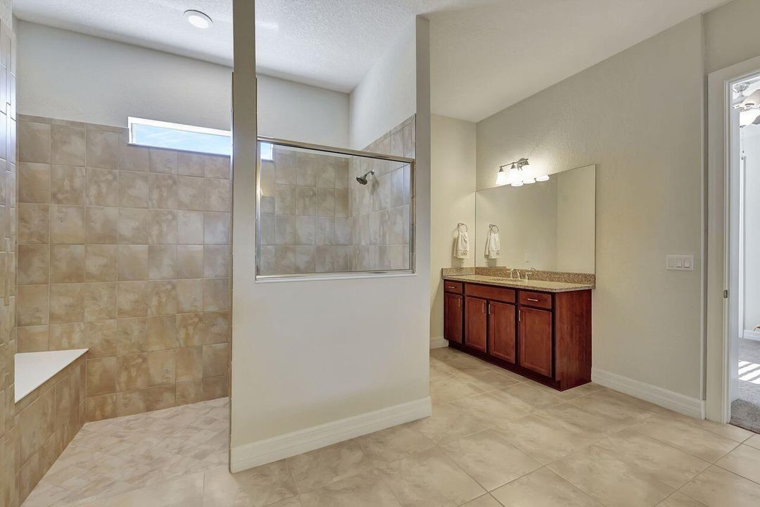 En Venta: $879,900 (3 camas, 2 baños, 2895 Pies cuadrados)
