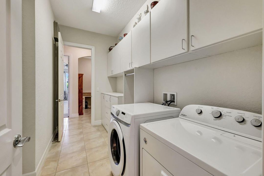 En Venta: $879,900 (3 camas, 2 baños, 2895 Pies cuadrados)
