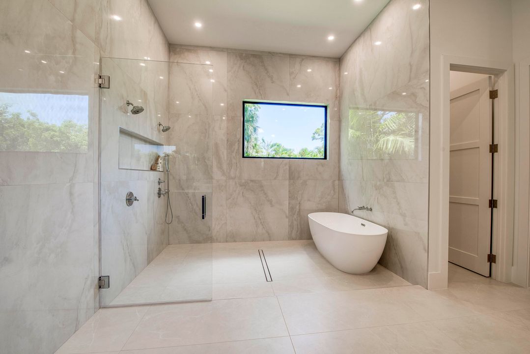 For Sale: $3,495,000 (5 beds, 6 baths, 5400 Square Feet)