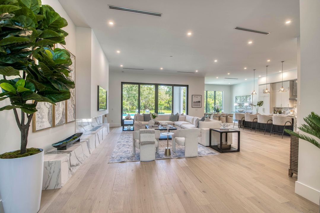 For Sale: $3,495,000 (5 beds, 6 baths, 5400 Square Feet)