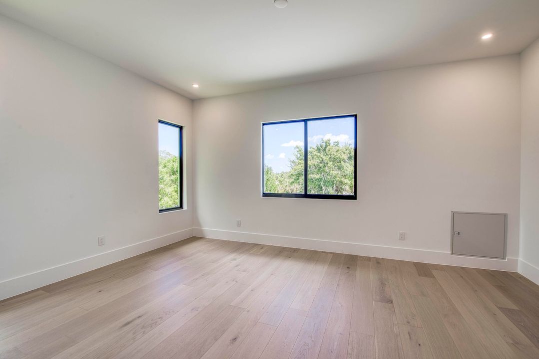 For Sale: $3,495,000 (5 beds, 6 baths, 5400 Square Feet)