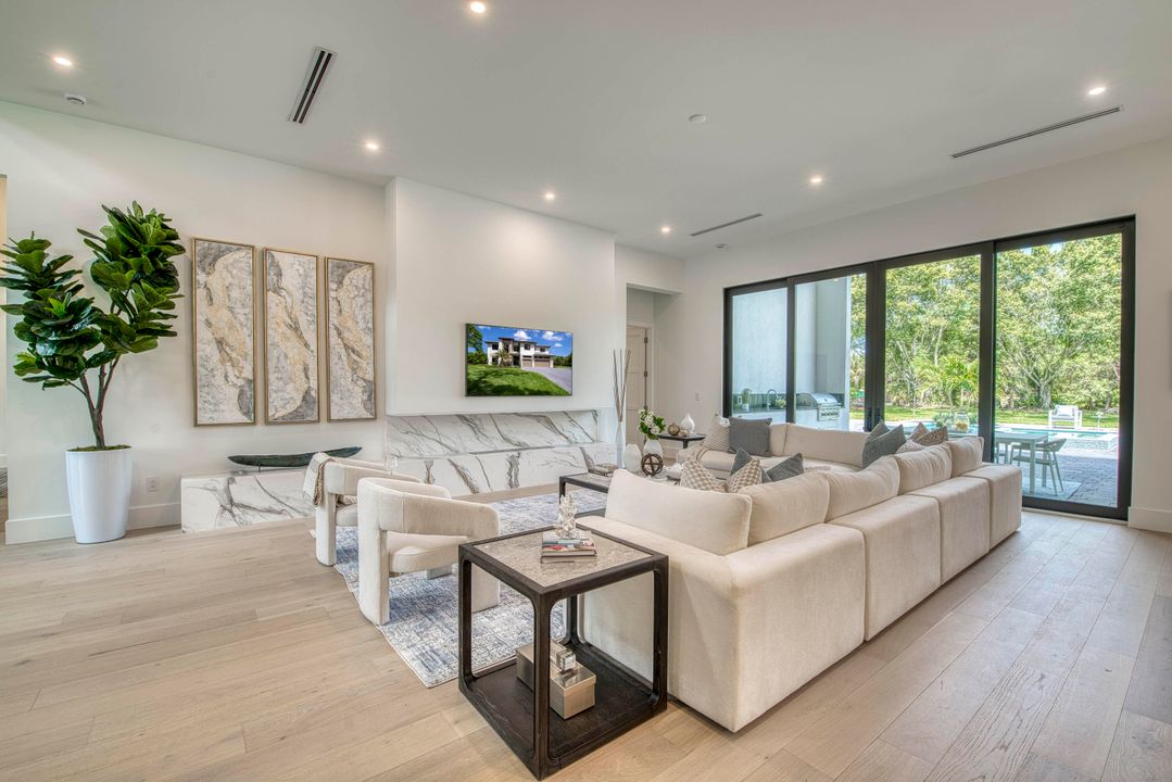 For Sale: $3,495,000 (5 beds, 6 baths, 5400 Square Feet)