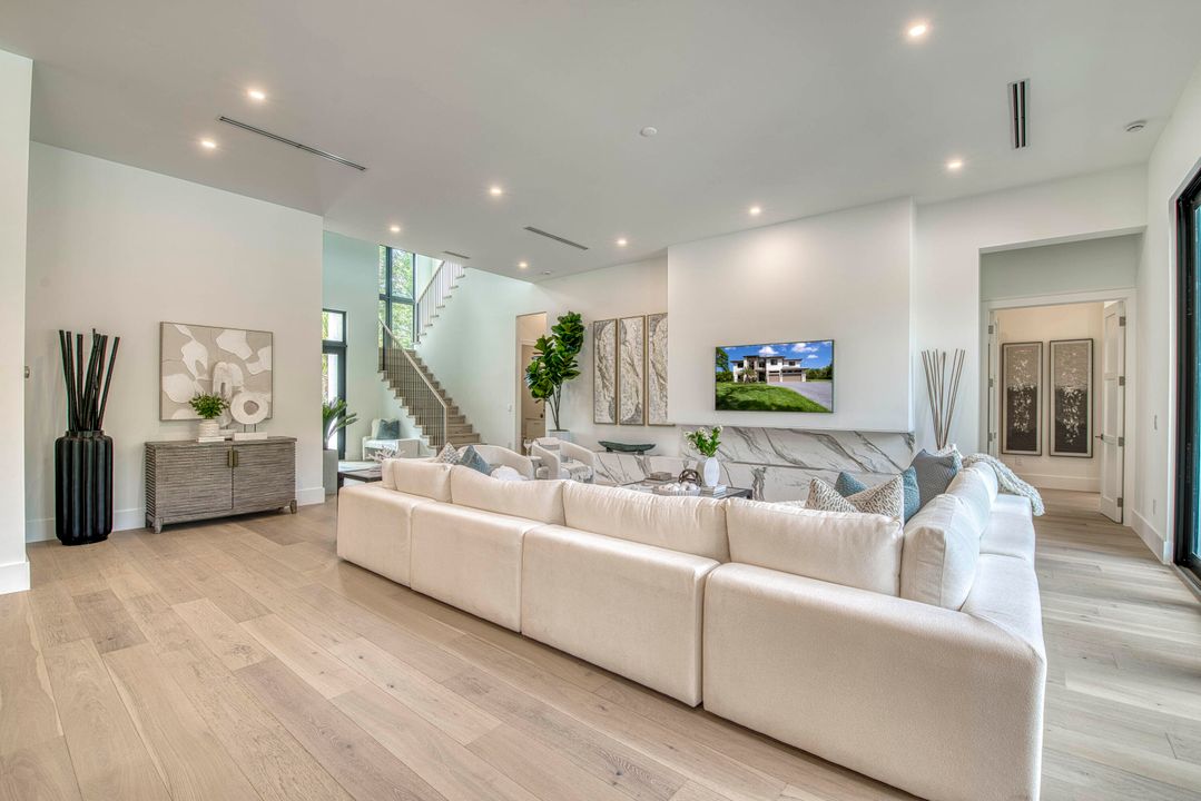 For Sale: $3,495,000 (5 beds, 6 baths, 5400 Square Feet)