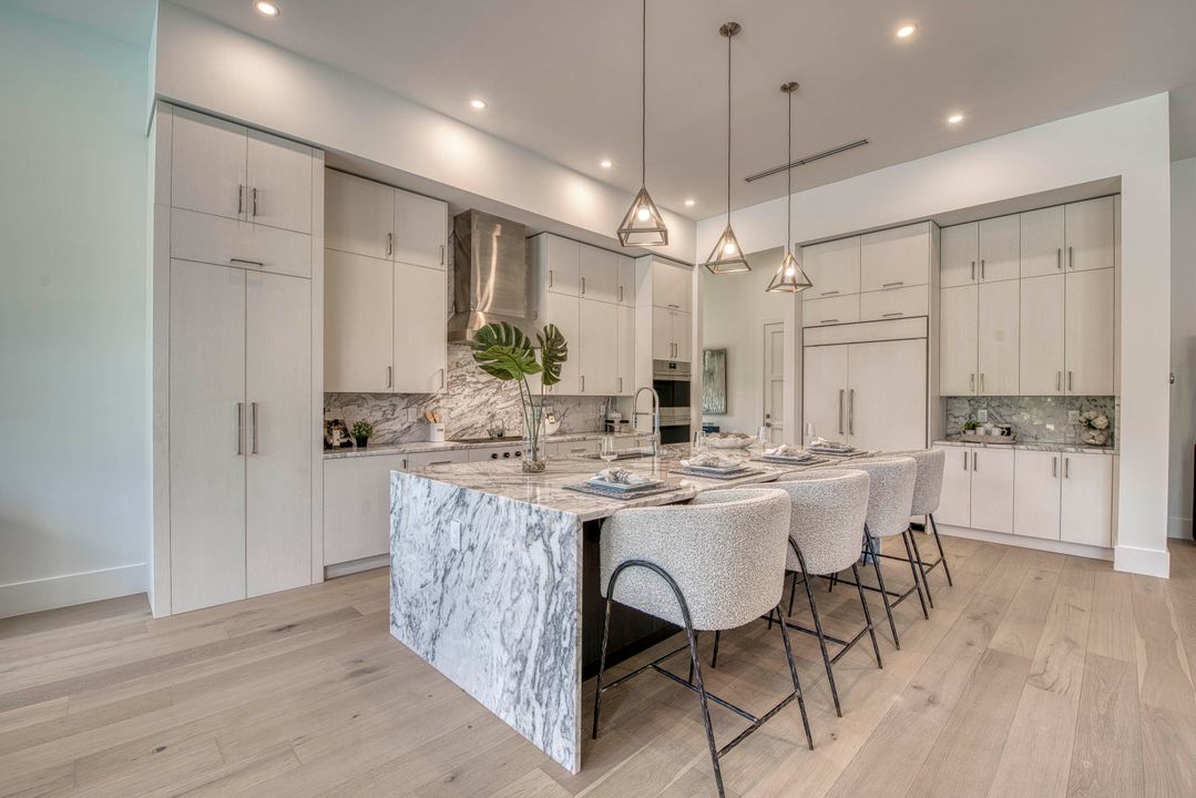 For Sale: $3,495,000 (5 beds, 6 baths, 5400 Square Feet)