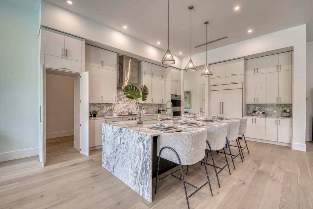 For Sale: $3,495,000 (5 beds, 6 baths, 5400 Square Feet)