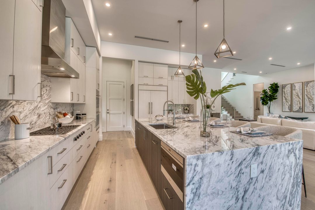 For Sale: $3,495,000 (5 beds, 6 baths, 5400 Square Feet)