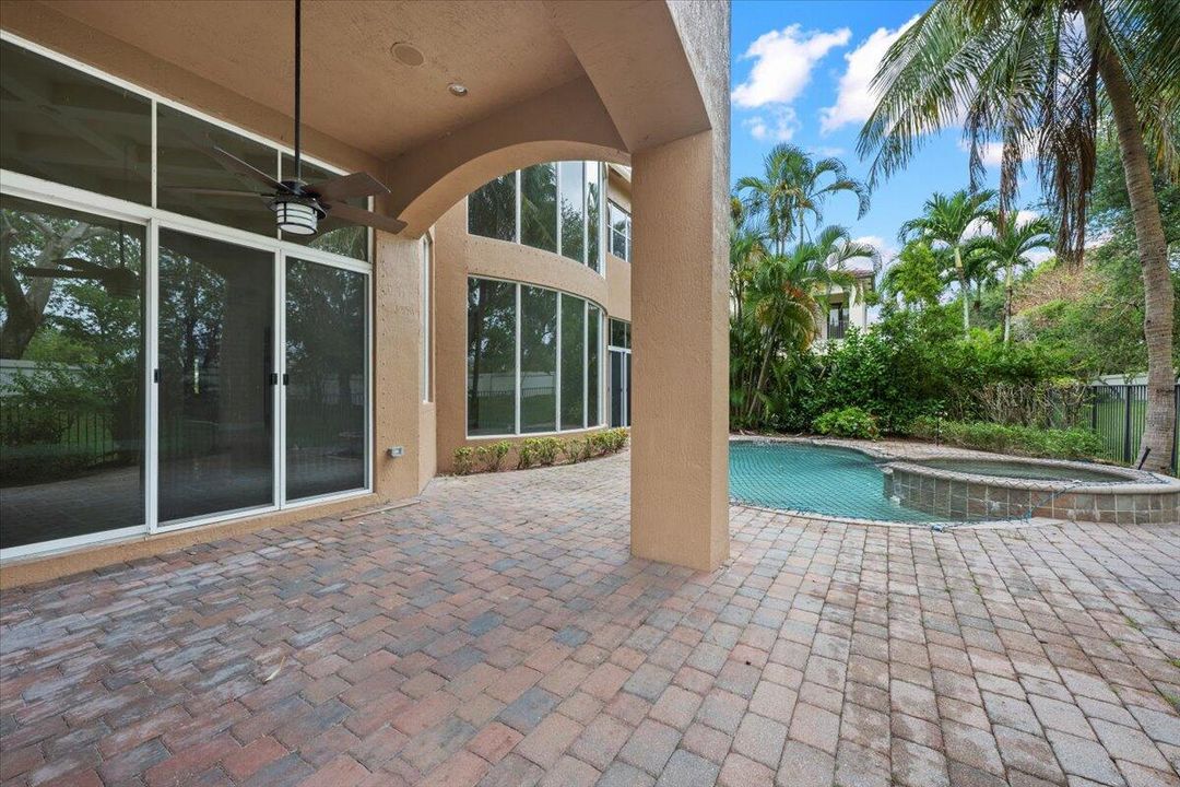 合同活跃: $1,799,900 (6 贝兹, 5 浴室, 6497 平方英尺)