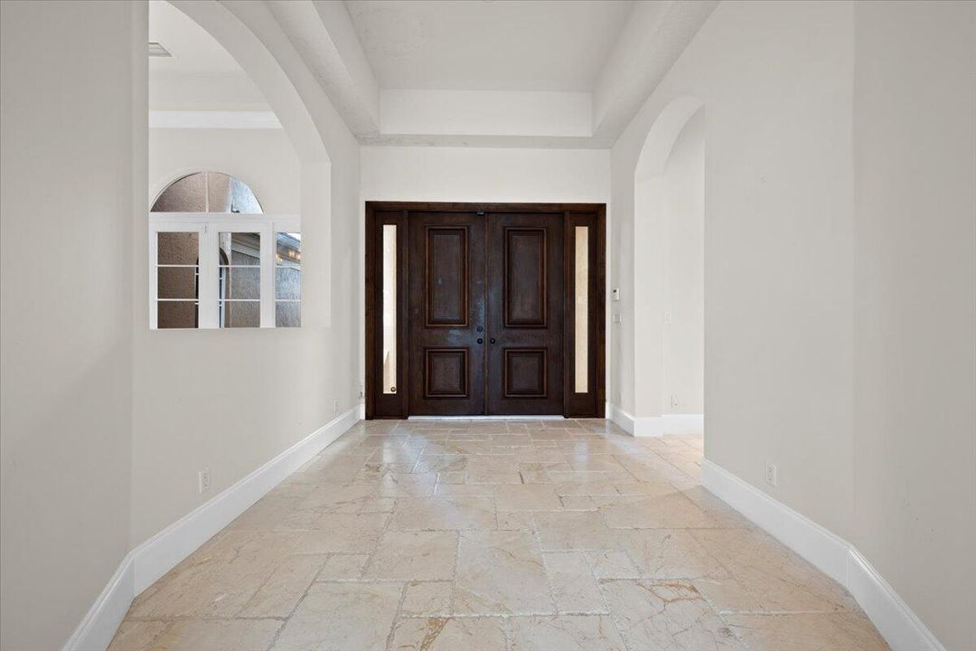 合同活跃: $1,799,900 (6 贝兹, 5 浴室, 6497 平方英尺)