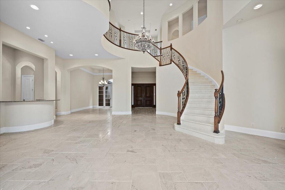 合同活跃: $1,799,900 (6 贝兹, 5 浴室, 6497 平方英尺)