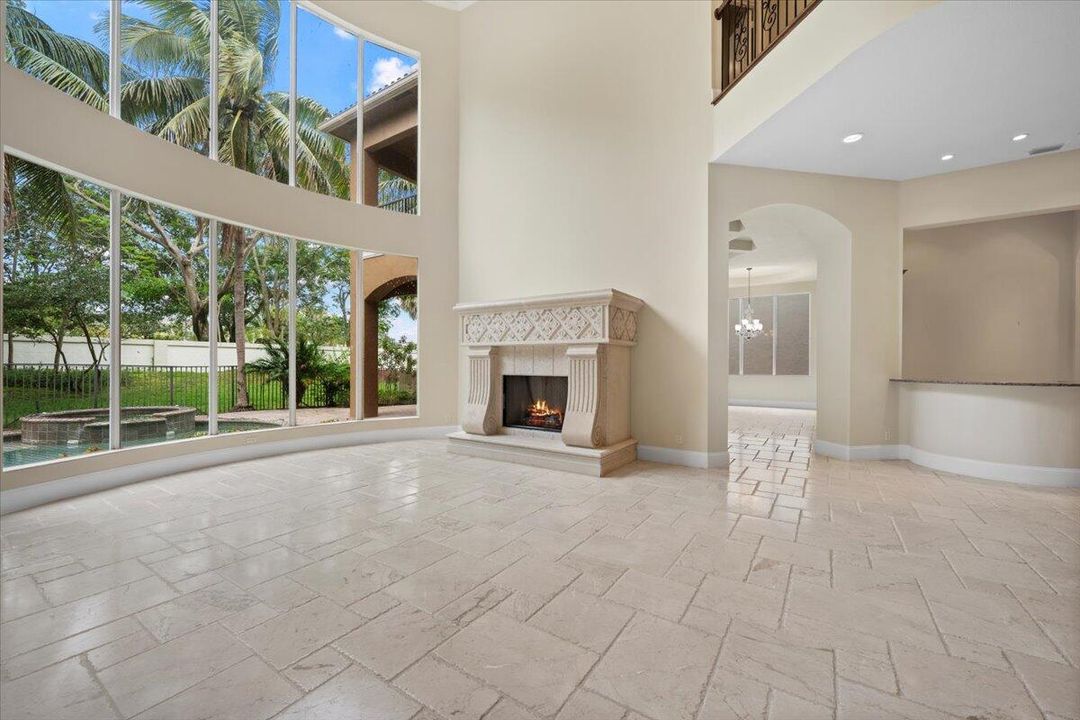 合同活跃: $1,799,900 (6 贝兹, 5 浴室, 6497 平方英尺)