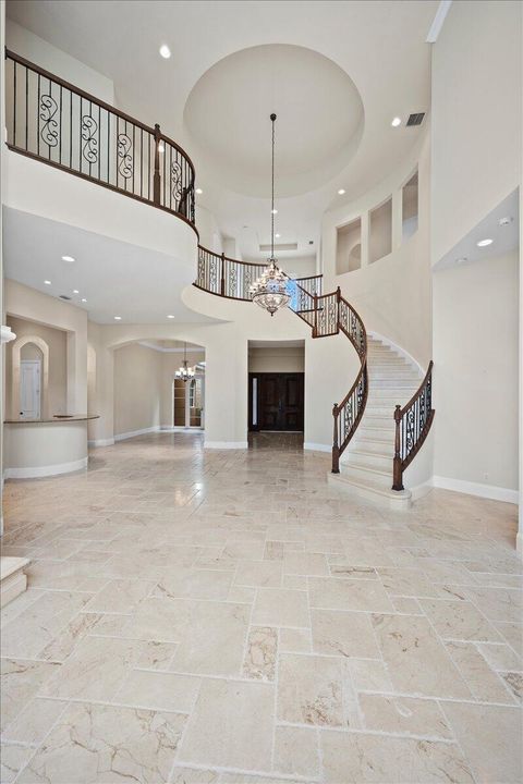 合同活跃: $1,799,900 (6 贝兹, 5 浴室, 6497 平方英尺)