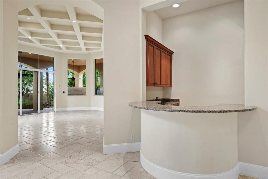 合同活跃: $1,799,900 (6 贝兹, 5 浴室, 6497 平方英尺)