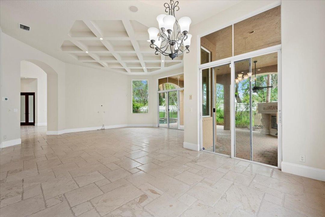 合同活跃: $1,799,900 (6 贝兹, 5 浴室, 6497 平方英尺)