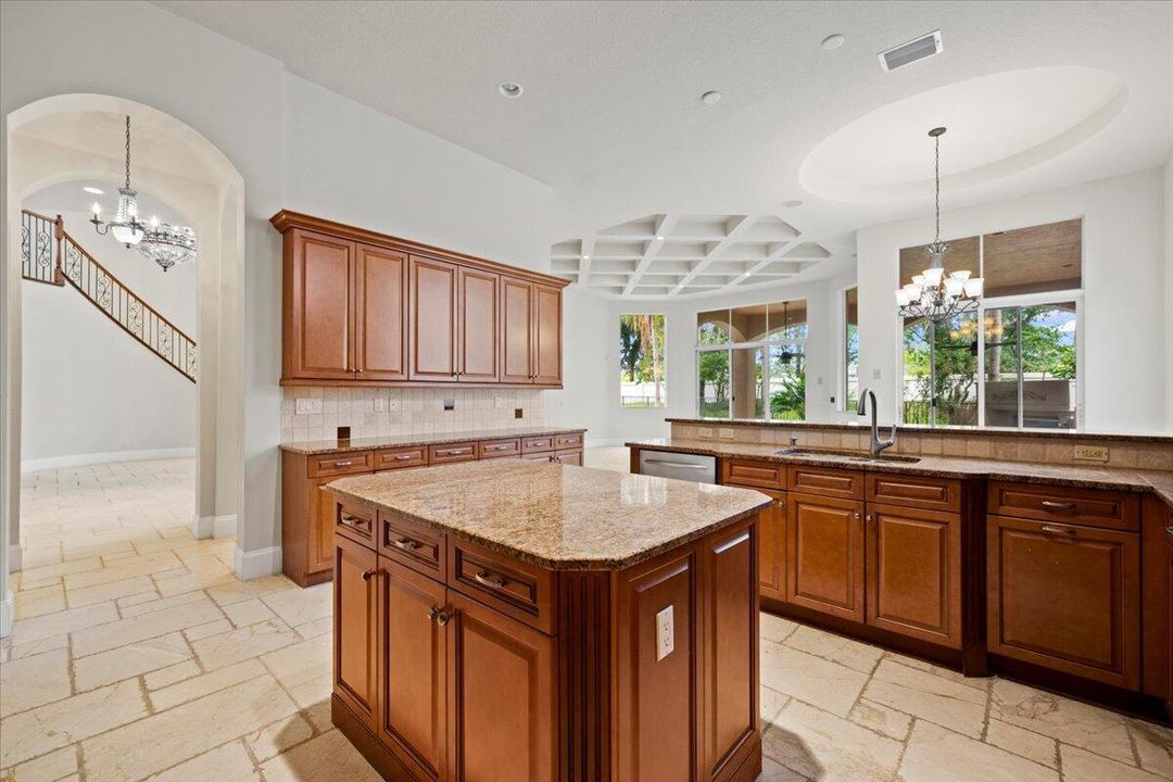 合同活跃: $1,799,900 (6 贝兹, 5 浴室, 6497 平方英尺)