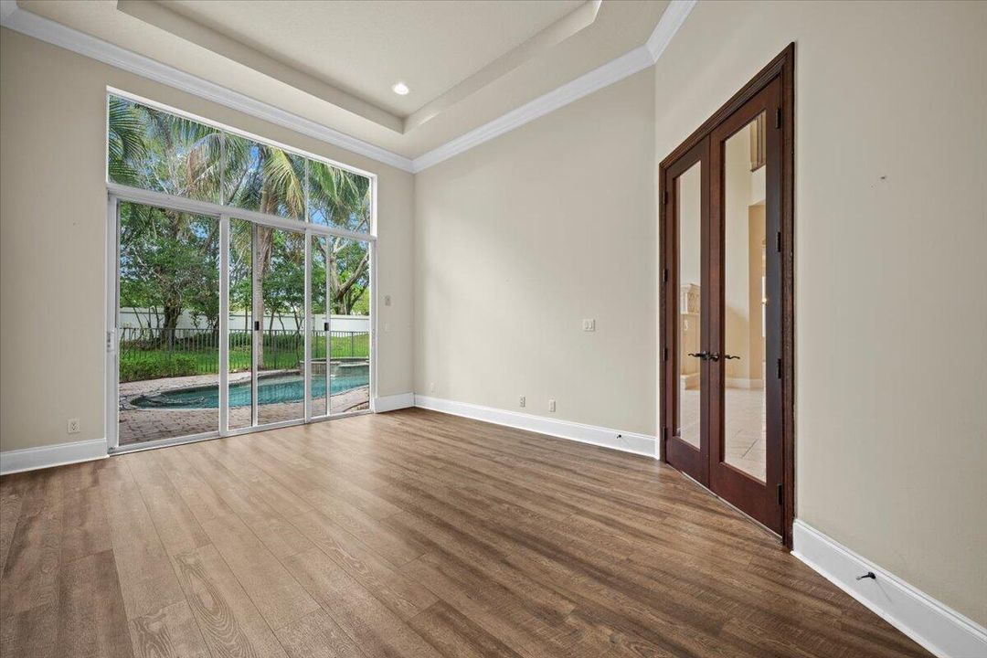 合同活跃: $1,799,900 (6 贝兹, 5 浴室, 6497 平方英尺)