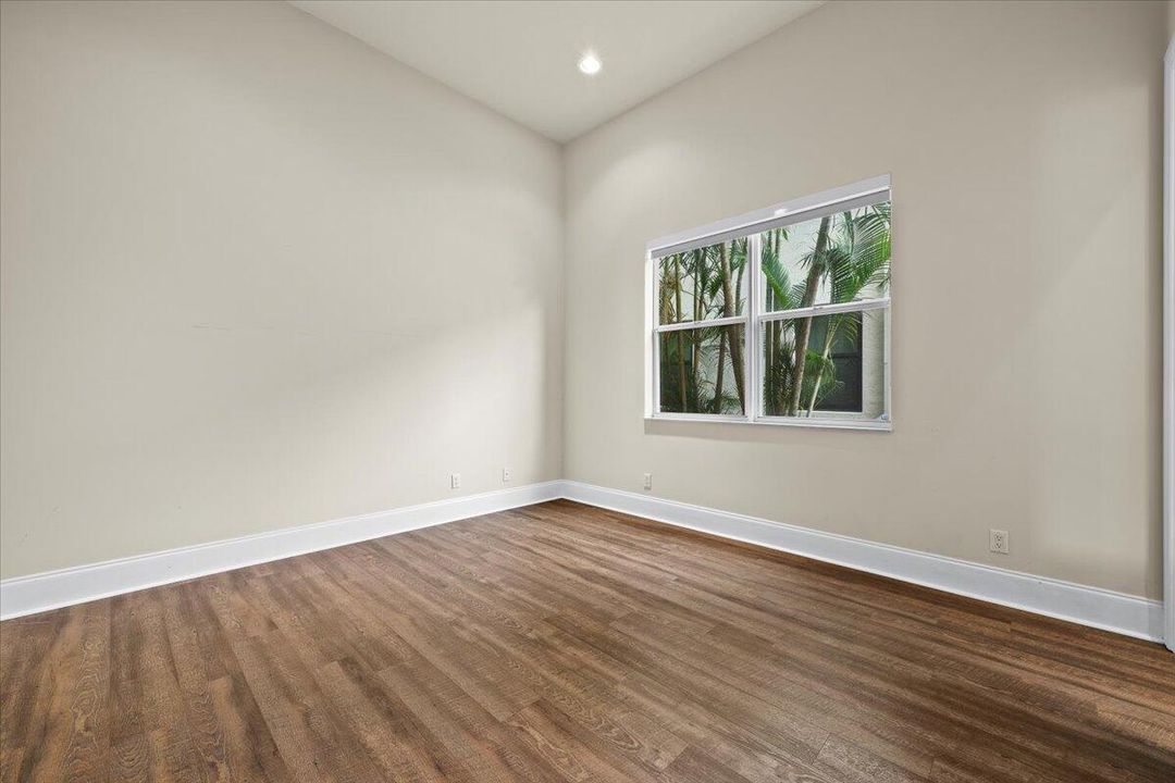 合同活跃: $1,799,900 (6 贝兹, 5 浴室, 6497 平方英尺)