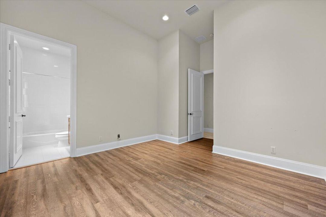 合同活跃: $1,799,900 (6 贝兹, 5 浴室, 6497 平方英尺)