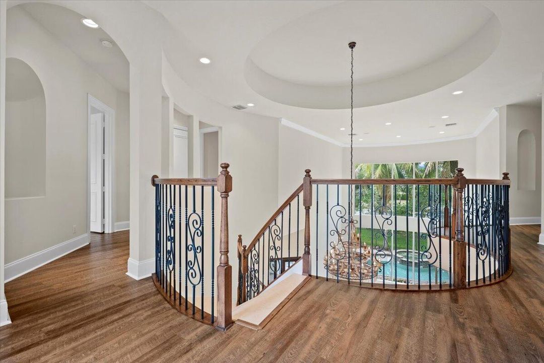 合同活跃: $1,799,900 (6 贝兹, 5 浴室, 6497 平方英尺)