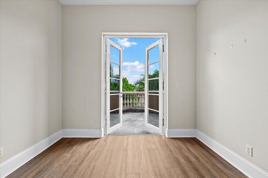 合同活跃: $1,799,900 (6 贝兹, 5 浴室, 6497 平方英尺)