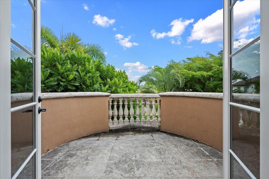 合同活跃: $1,799,900 (6 贝兹, 5 浴室, 6497 平方英尺)