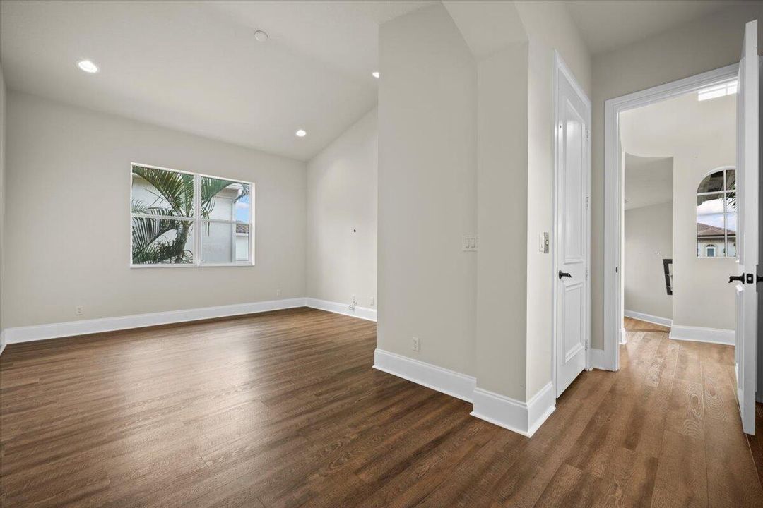 合同活跃: $1,799,900 (6 贝兹, 5 浴室, 6497 平方英尺)