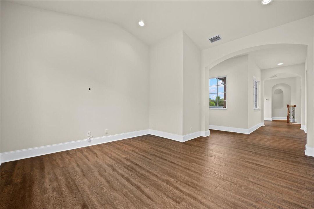 合同活跃: $1,799,900 (6 贝兹, 5 浴室, 6497 平方英尺)